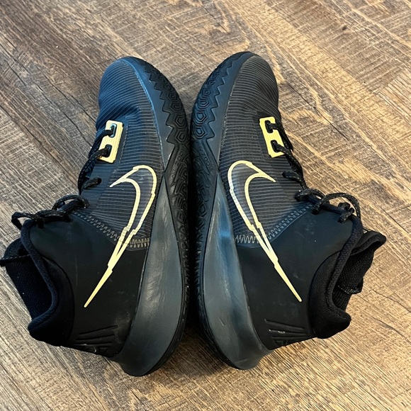 Kyrie Irving Flytrap 4 black and gold basketball shoes Men’s Size 8.5 - Picture 9 of 12
